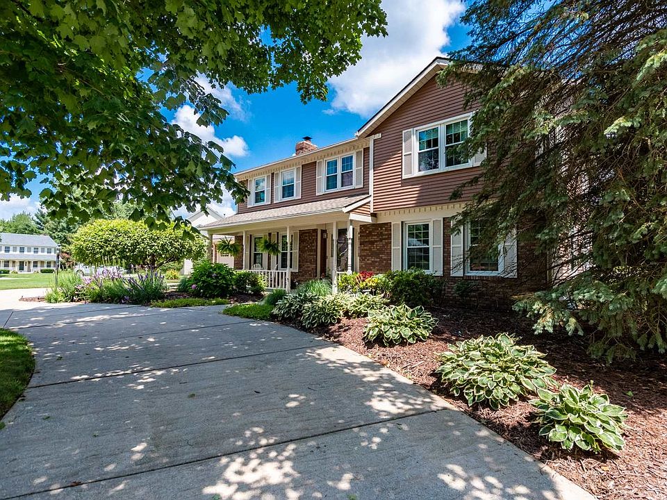 Pristie Propetpy on the Golf Course Check out the Circle Drive