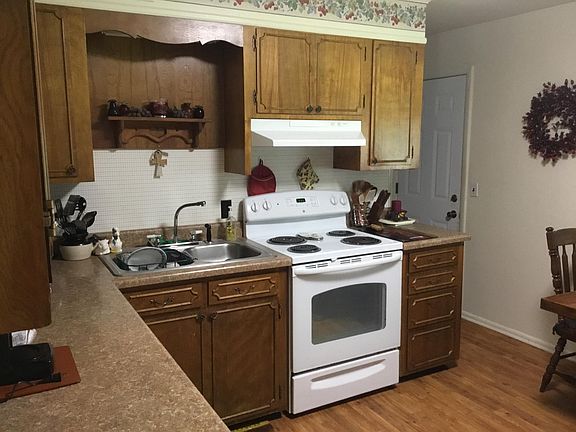 5th image of 300 Magnolia Dr
