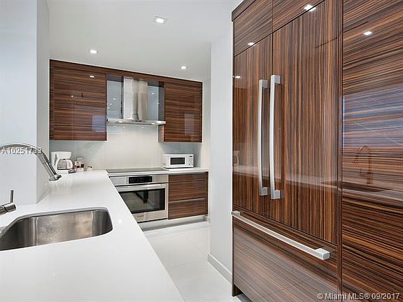 5th image of 1801 Collins Ave #1000