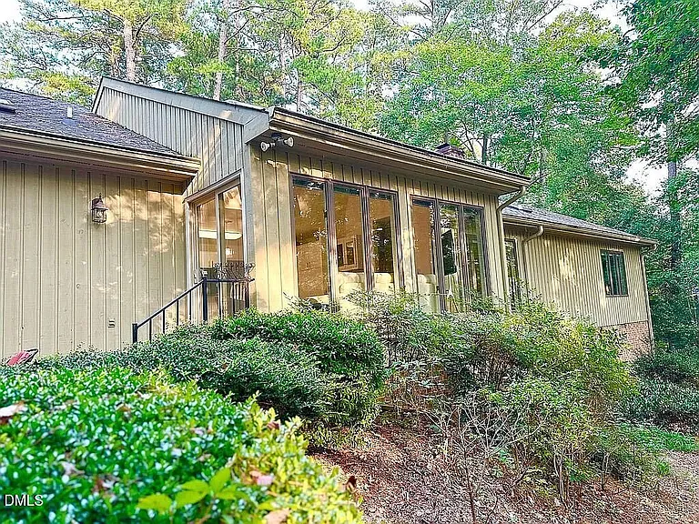 1907 Wedgewood Dr — Photo 18