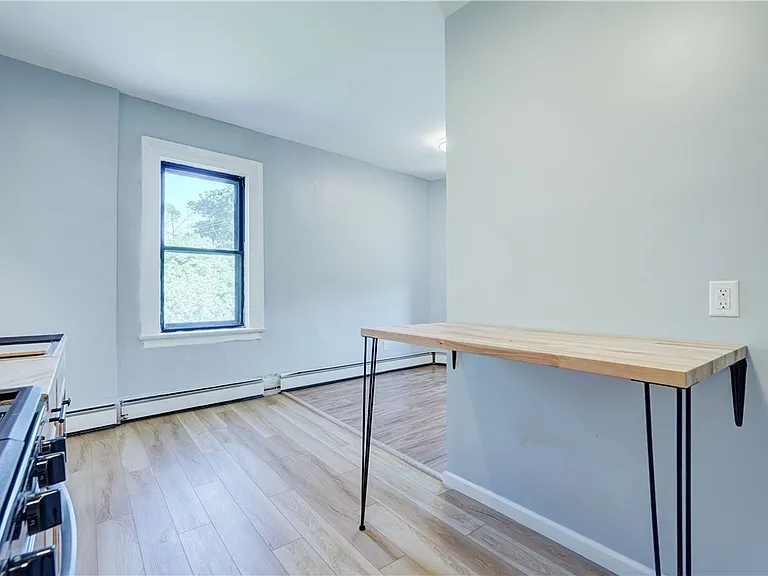 90 Henrietta St #4 — Photo 4