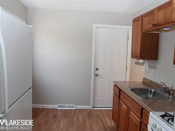 4th image of 8444 Essex Ave