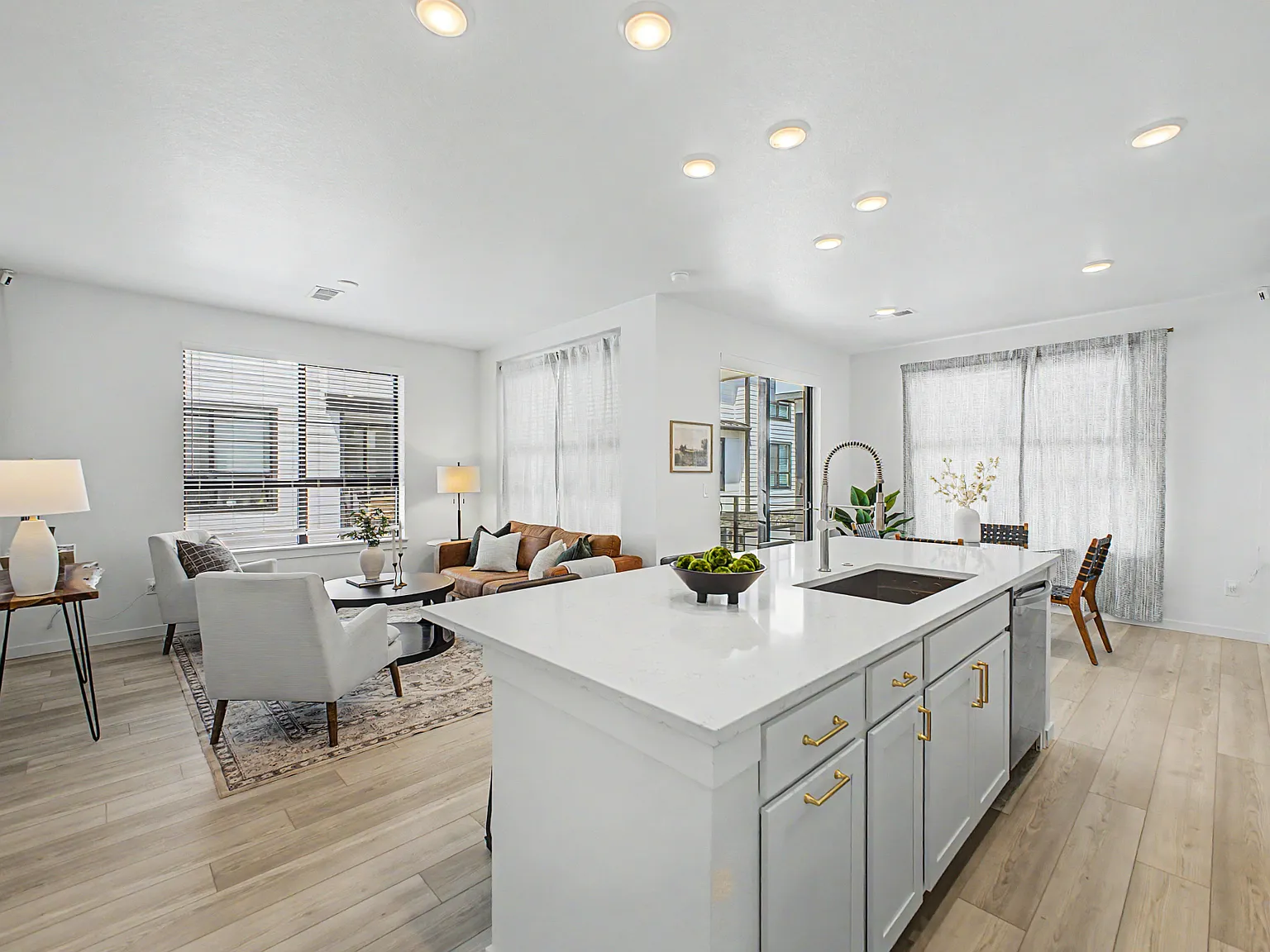 2 bed, 1293 sqft, $3,200 — Photo 4