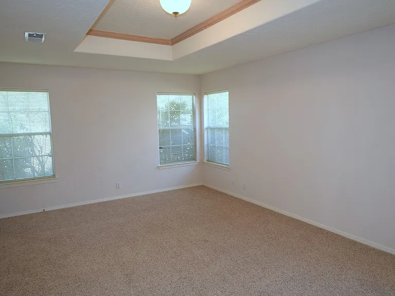 8615 Brighton Dr NE — Photo 19