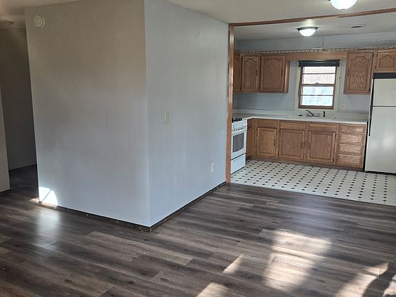 3rd image of 605 W Bluff St