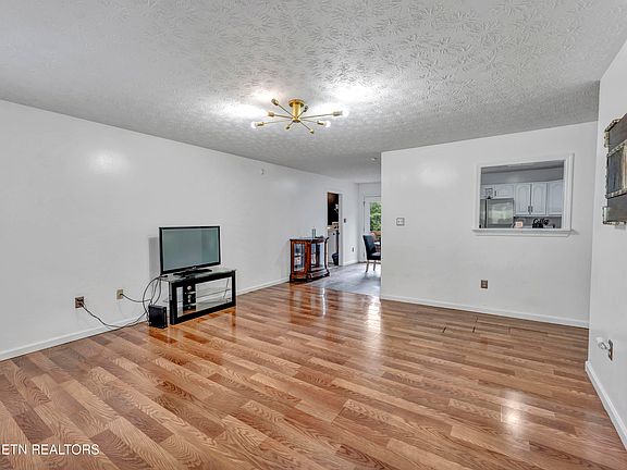 3rd image of 1013 Pleasant Knoll Ln