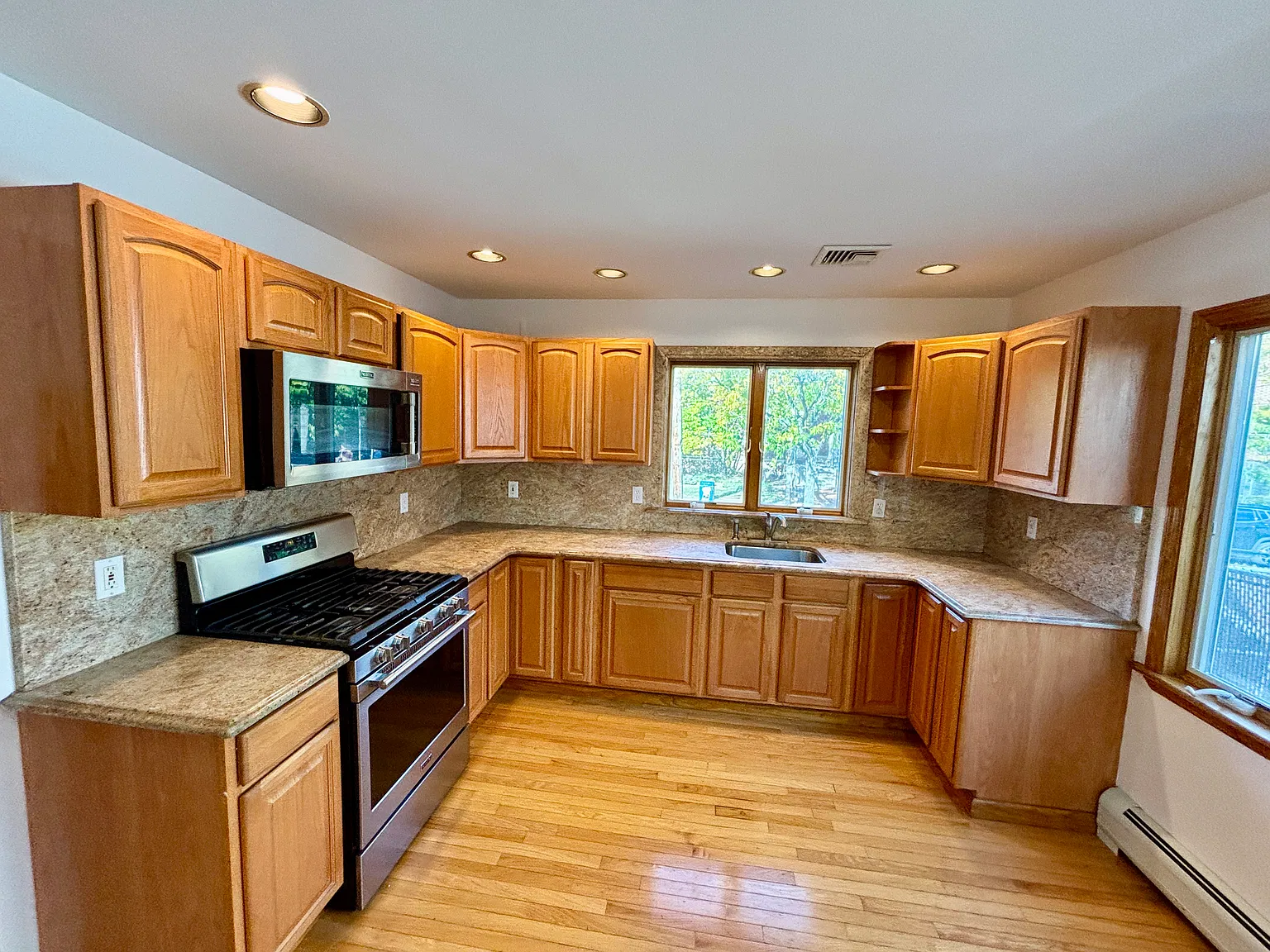 3 bed, 2.5 bath, 1700 sqft, $3,200 — Photo 3
