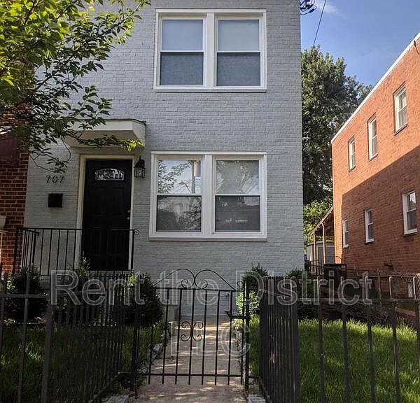 707 Kennedy St NE — Photo 1