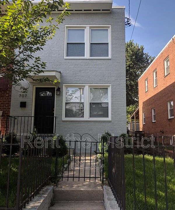 1st image of 707 Kennedy St NE