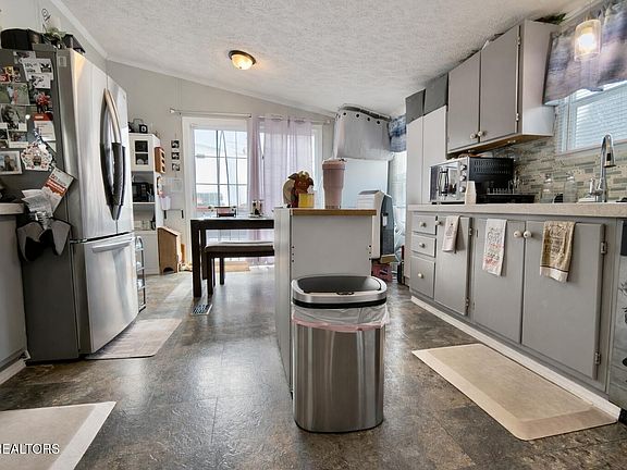 5th image of 818 Fair St