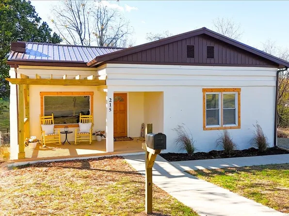 215 11th St NW, Pulaski, VA 24301