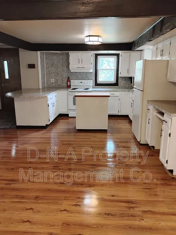 1 bed, 1.5 bath, 820 sqft, $1,350 — Photo 2