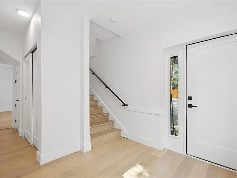 2655 Bay St — Photo 9
