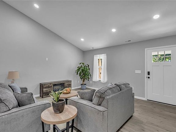 4th image of 614 NW Capelle St