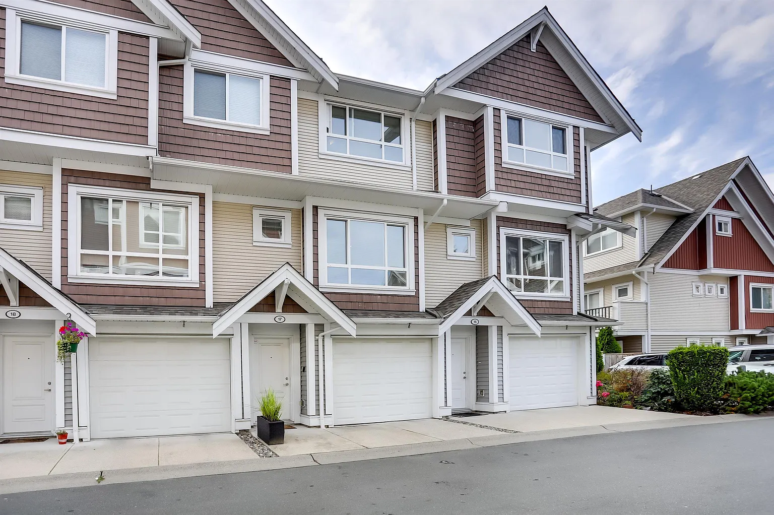 7298 199a St #17 photo 1