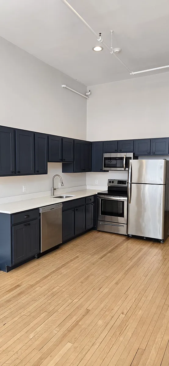Building Photo - 148 Clinton St #3B