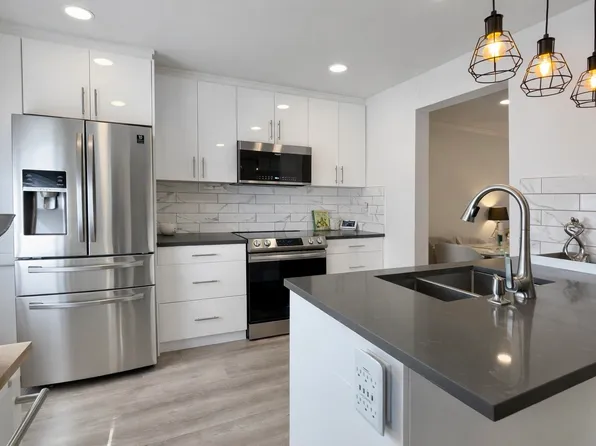 438 Carlsen Pl, Pt Moody, BC V3H 3Z9