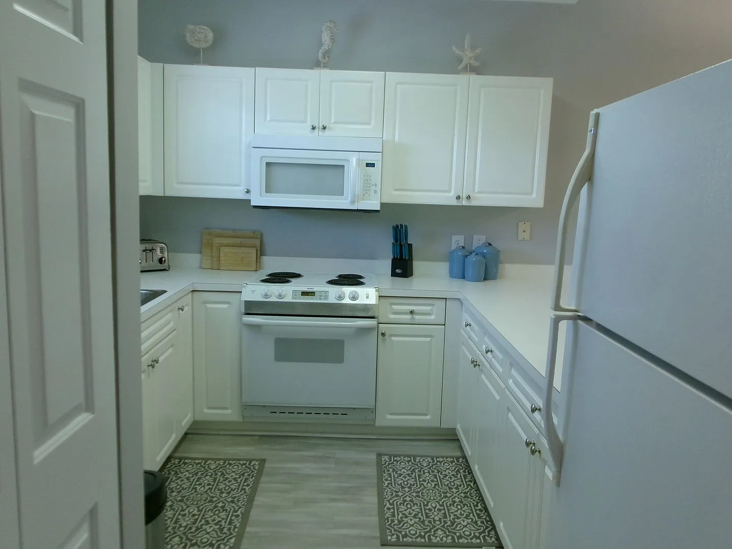 Furnished 2 bedroom, 2 bath condo in Arrowhead Community — Photo 3