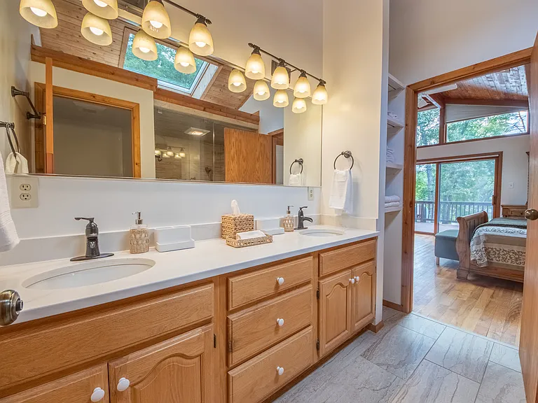 Master bath/en-suite with double sinks and quartz counter top.