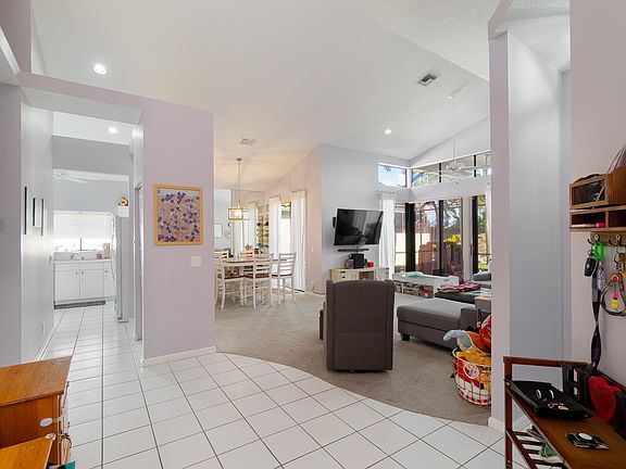 4th image of 10122 Lexington Circle N
