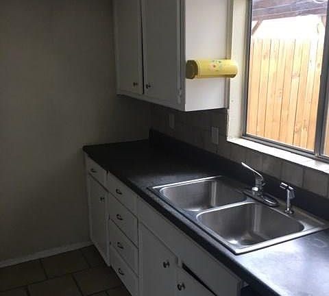 4th image of 2762 Parkchester Dr