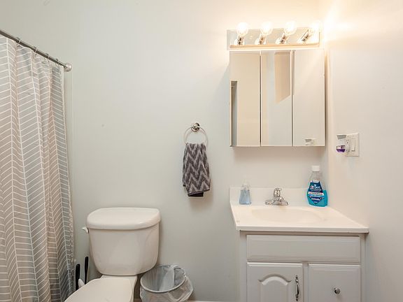 5th image of 1038 N Wood St #G