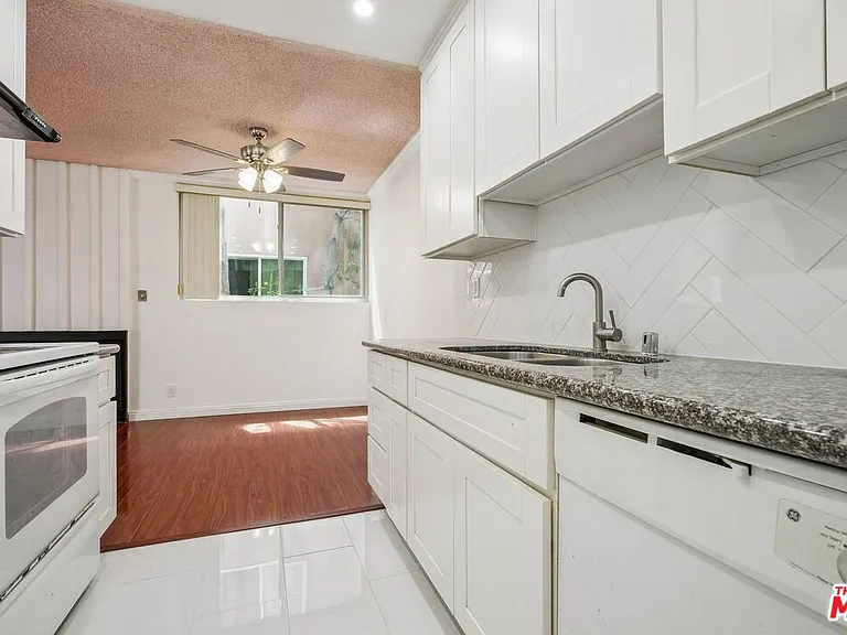 530 S Barrington Ave #110 — Photo 15