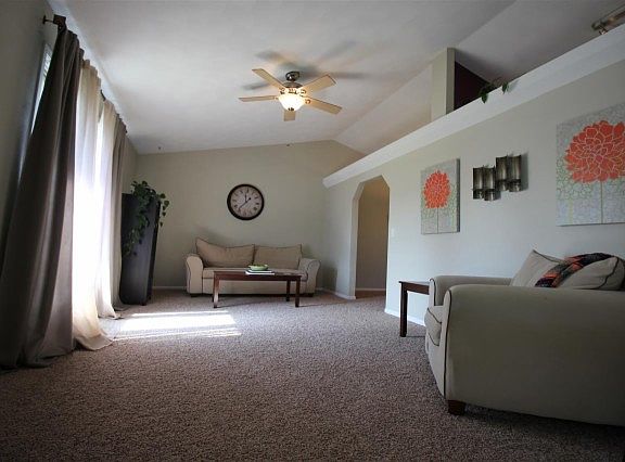 5th image of 560 Riverhill Ct