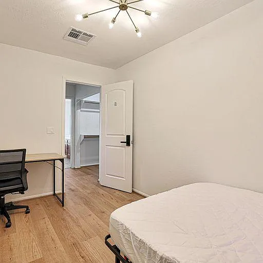 Bedroom 8 Desk