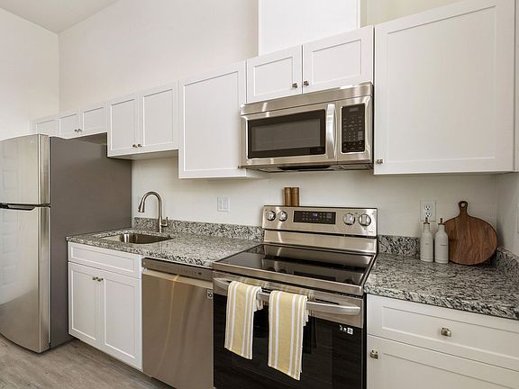 4th image of 853 N Main Dr #6