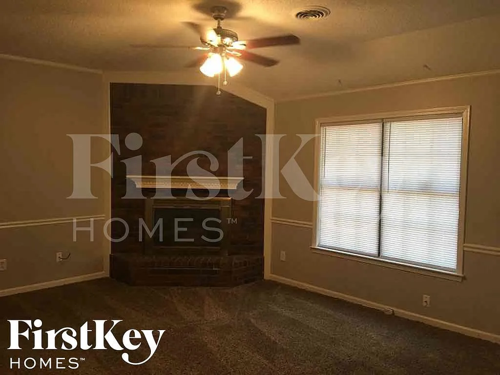 3 bed, 1.0 bath, 1211 sqft, $1,535 — Photo 2