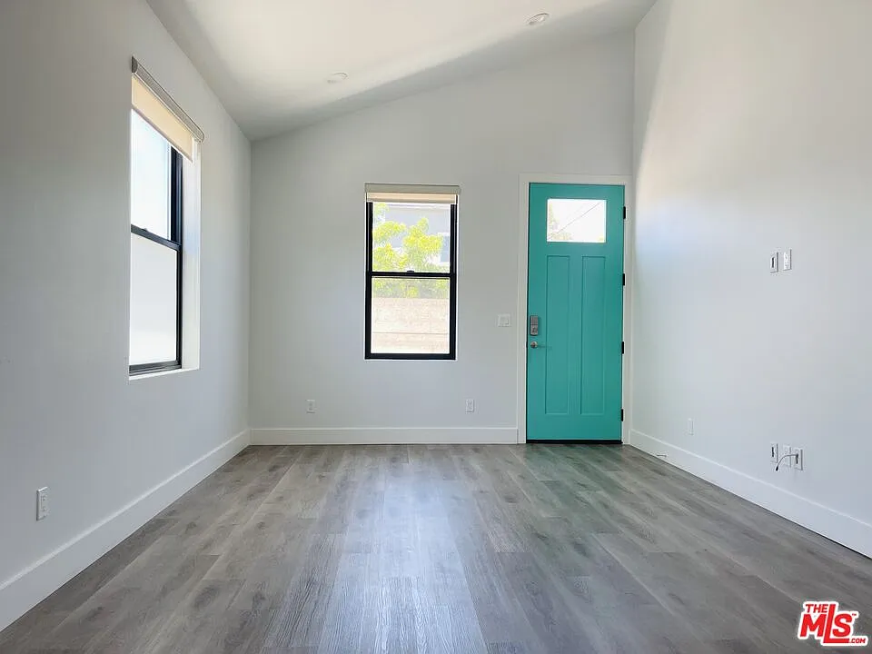 2 bed, 1.0 bath, 850 sqft, $3,300 — Photo 3