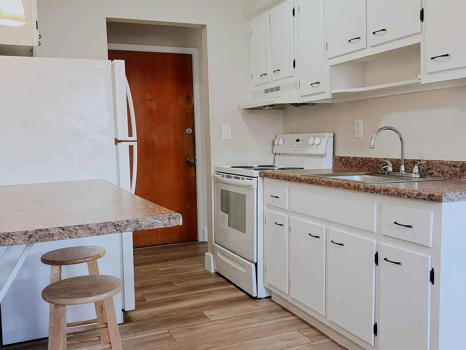 Emerald Village Apartments — Photo 2