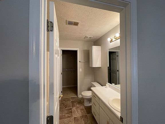 En suite master bath/closet