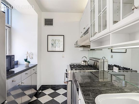 4th image of 250 E 54th St APT 7A