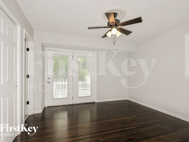 305 Elmhurst Dr — Photo 8