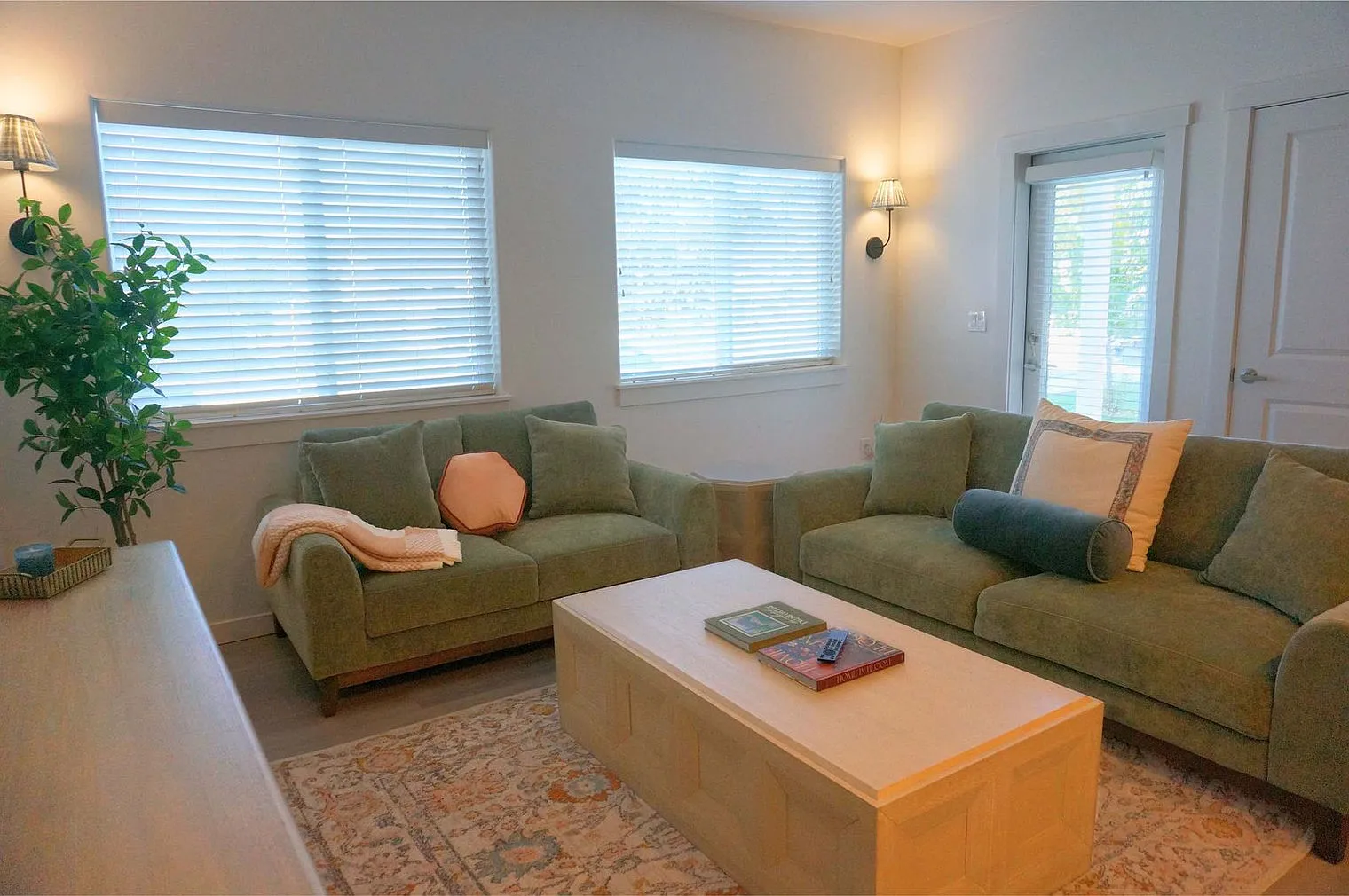 3 bed, 2.0 bath, 1991 sqft, $5,215 — Photo 3
