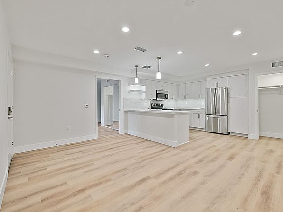 5th image of 711 S B St #334