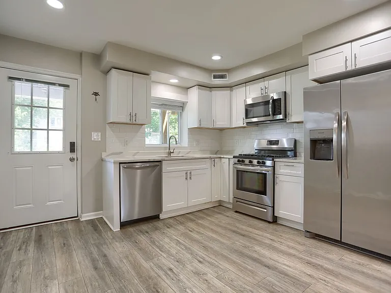 1207 Anglesea St — Photo 7