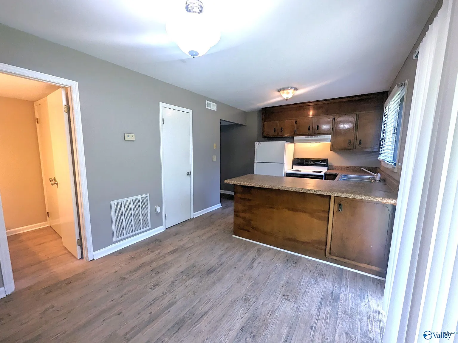 2 bed, 2.5 bath, 1100 sqft, $1,095 — Photo 2
