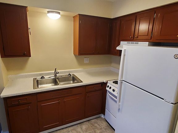 2nd image of 124 13th St SE #D