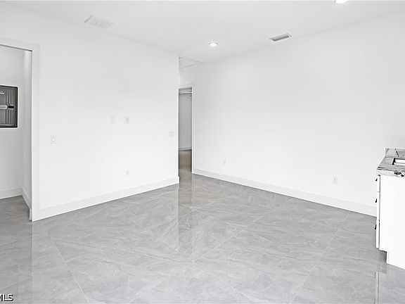 5th image of 726 Clancy St E