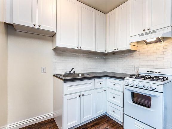 5th image of 5926 Woodman Ave APT 9