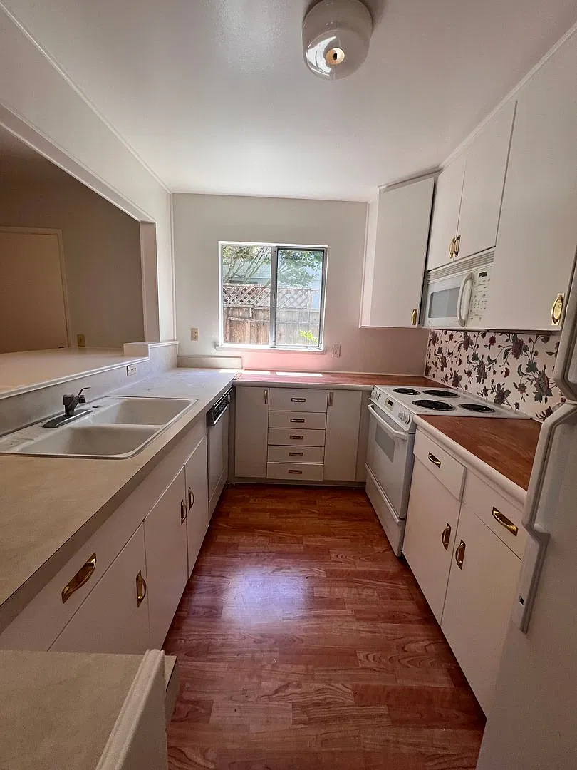 Spacious home with vaulted ceilings & natural lighting, small pets welcome available now! — Photo 2