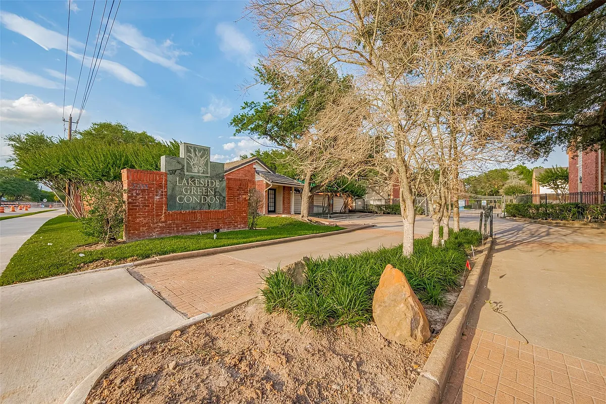 Building Photo - 2211 S Kirkwood Rd #19