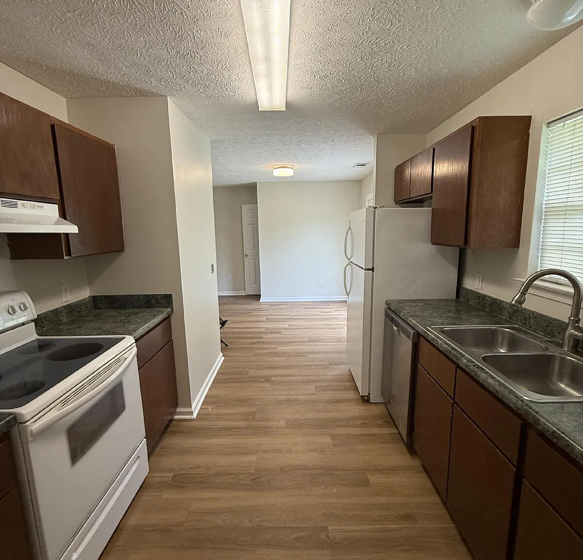 3 bed, 2.0 bath, 1181 sqft, $1,900 — Photo 3