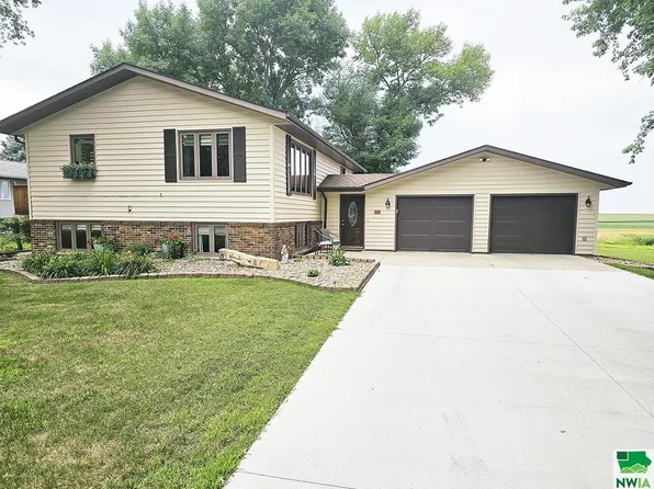 108 Michigan Ave SW, Orange City, IA 51041