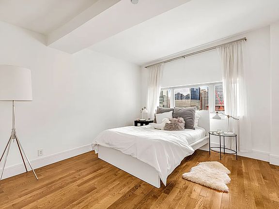 2nd image of 120 Greenwich St #Penthouse 22