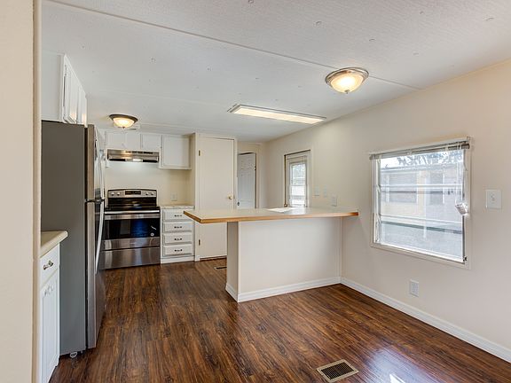 3rd image of 815 Oakwood Cir