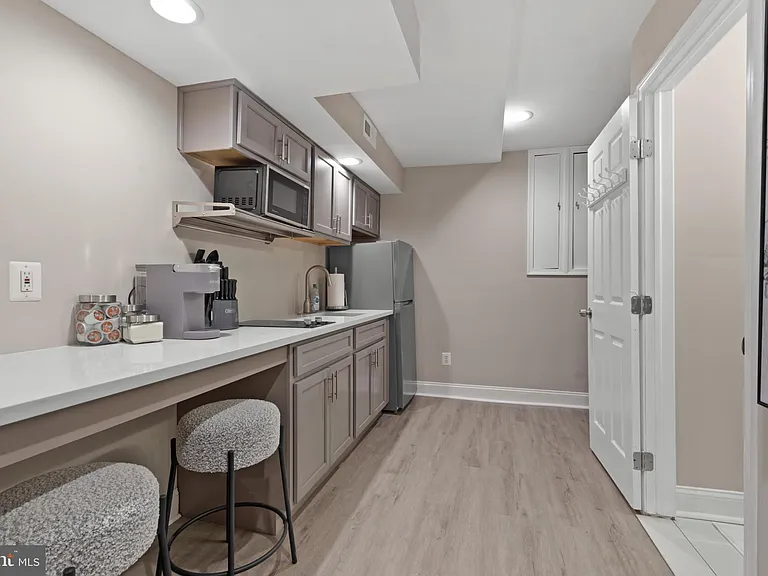 2219 E Chase St — Photo 40